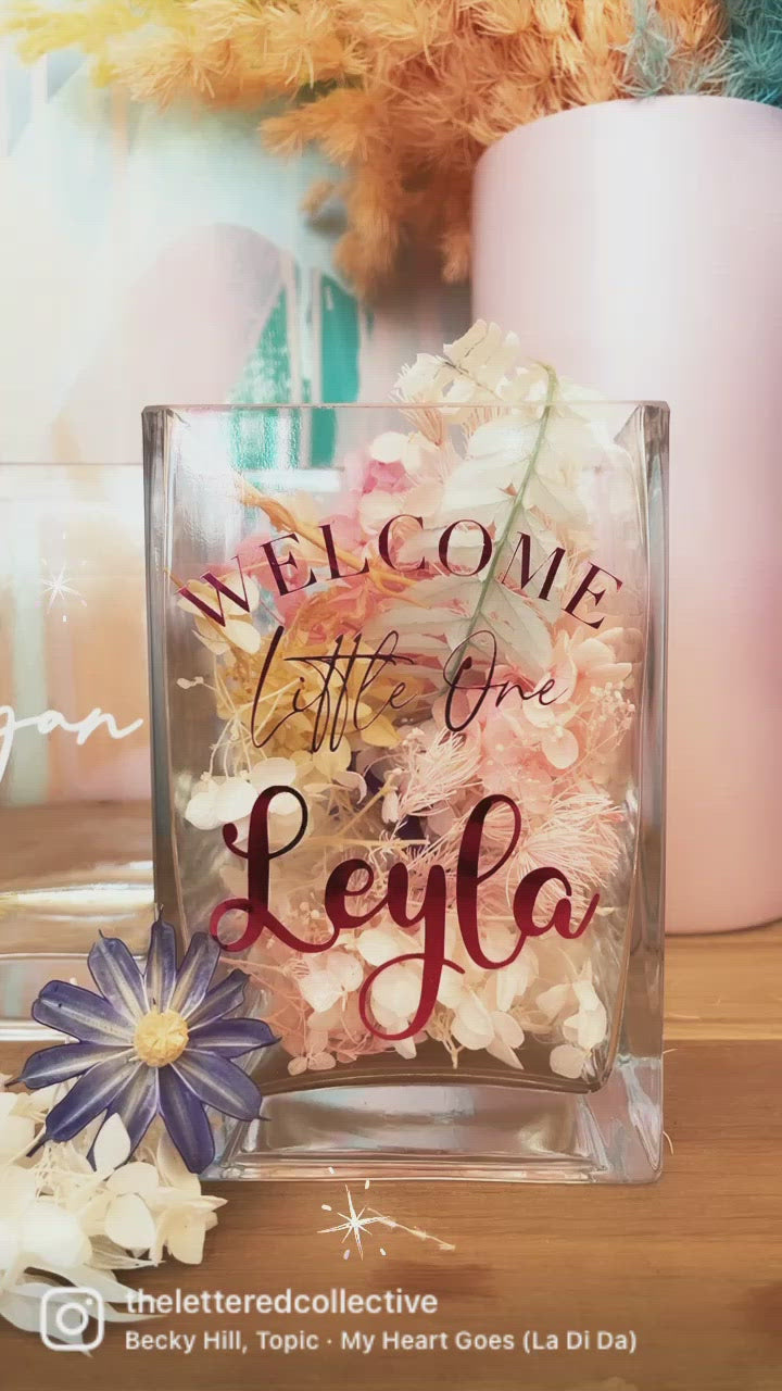 https://xox-with-love.myshopify.com/products/clear-glass-vase-personalised?_pos=1&_sid=45649b998&_ss=r