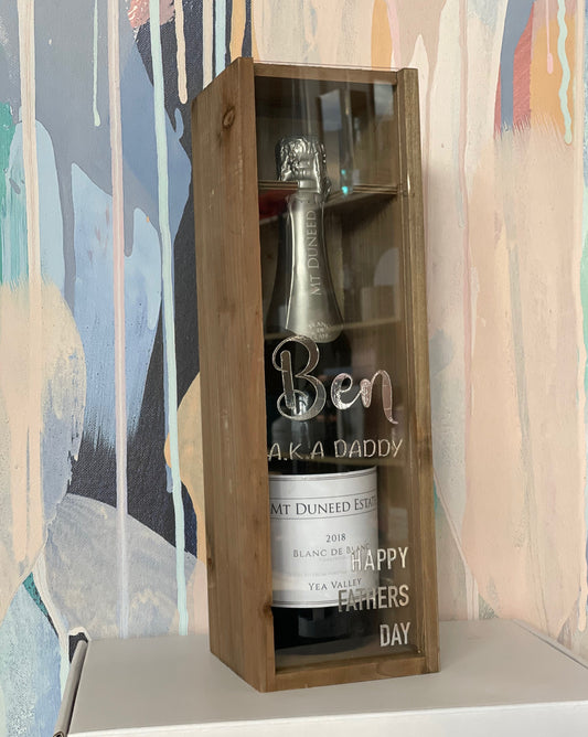 https://xox-with-love.myshopify.com/products/fathers-day-champagne-whisky-bottle-box-with-personalised-lid?_pos=1&_sid=7c8a4e3f5&_ss=r